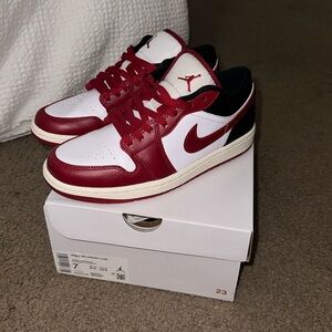 women’s air jordan 1 low. size 7
